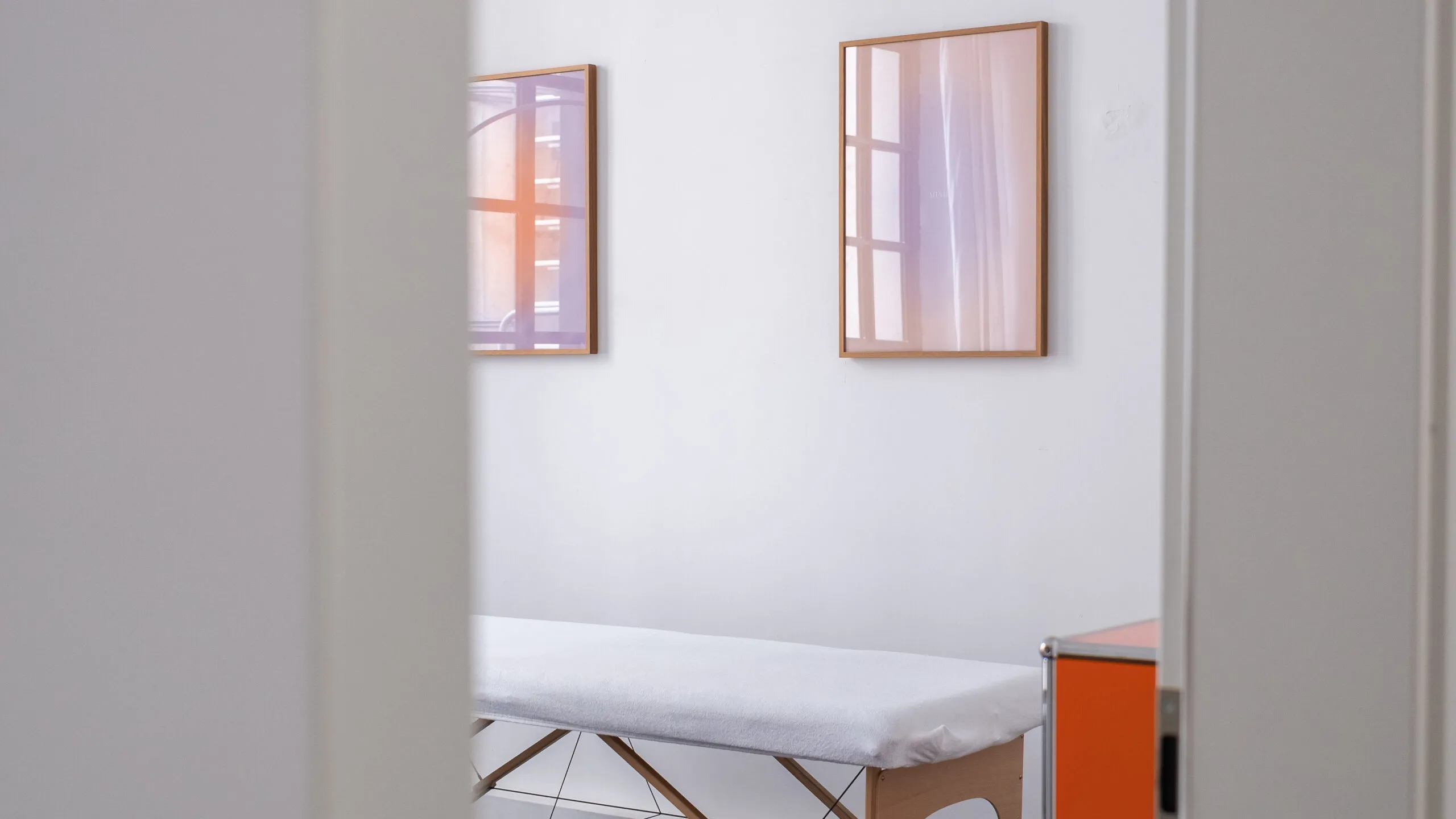 Lichtdurchfluteter Behandlungsraum der Naturheilpraxis Amber Schimpf