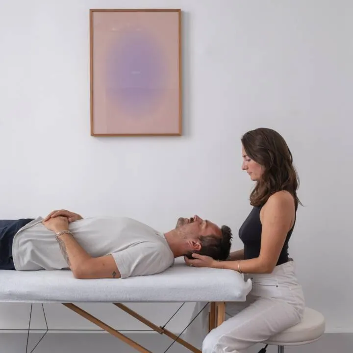 Craniosacrale Therapie – Amber Schimpf behandelt einen Patienten