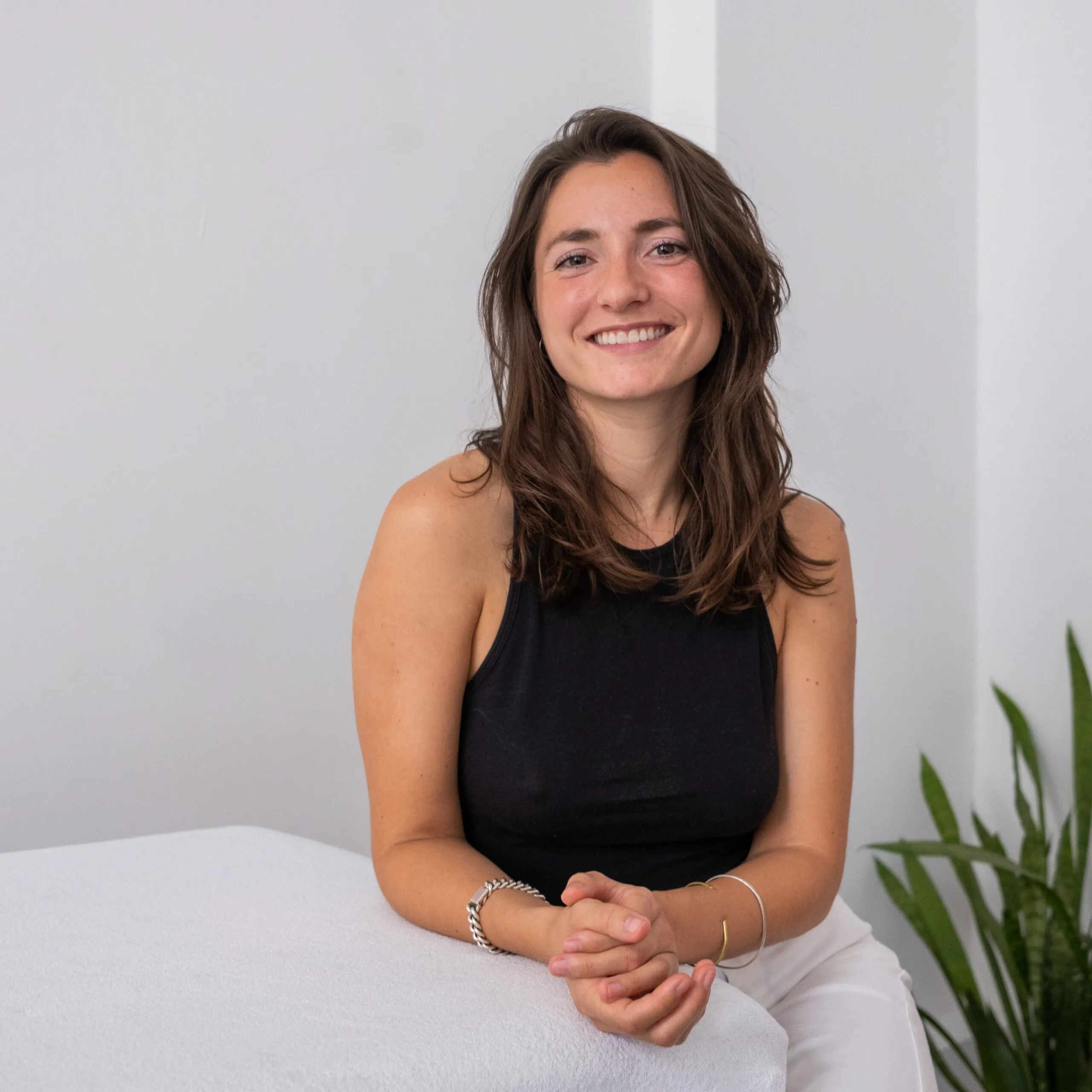 Heilpraktikerin Amber Schimpf lächelnd in ihrer Naturheilpraxis in Köln