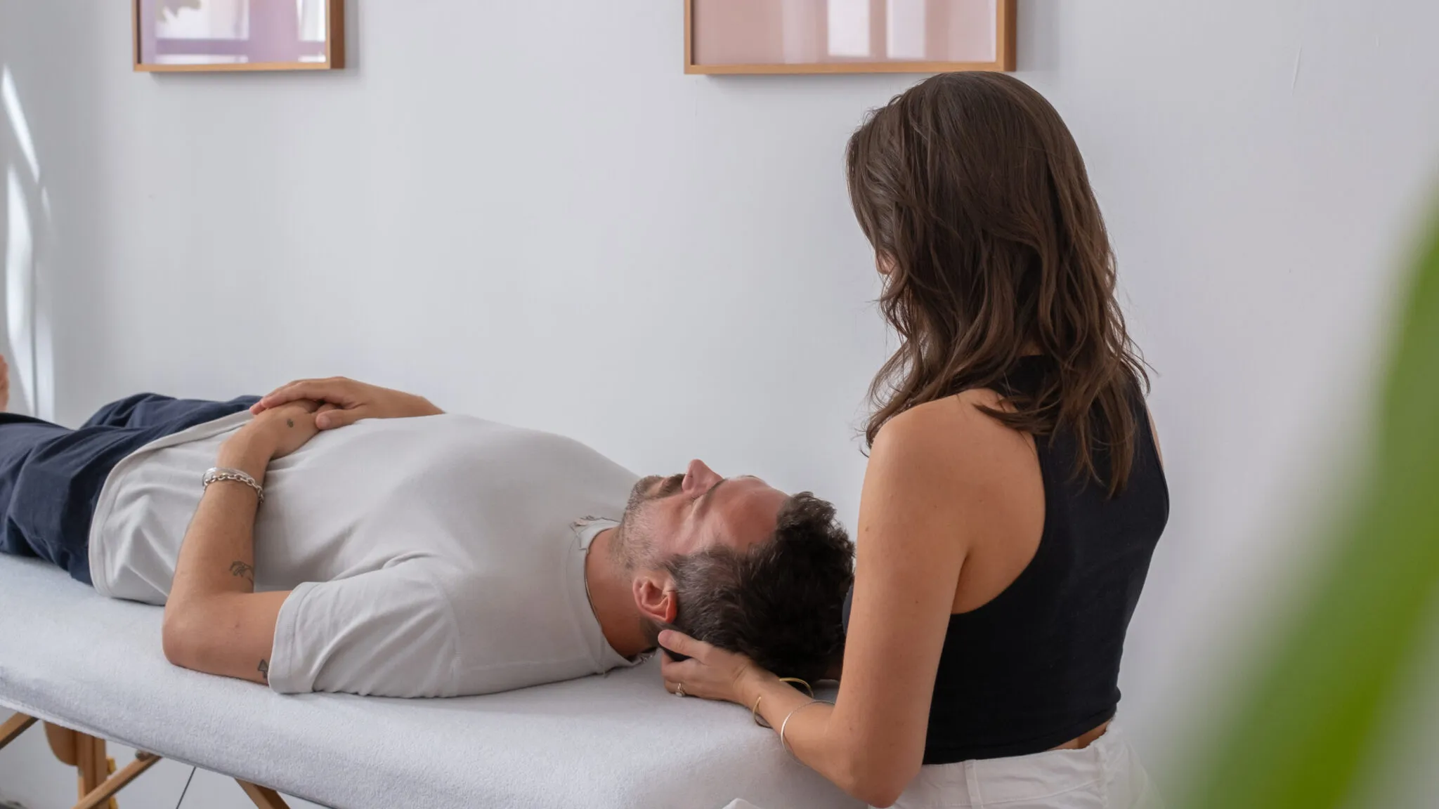 Porträt von Heilpraktikerin Amber Schimpf in ihrer Naturheilpraxis Köln